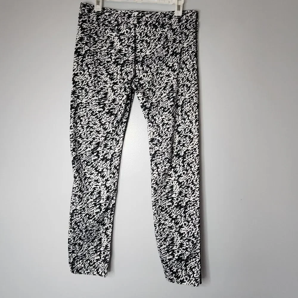 Nike Dri-Fit Womens Size Small White Black Abstract Capri Leggings